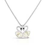 Collier Cygnes en Tandem représente deux cygnes entrelacés, évoquant l’amour